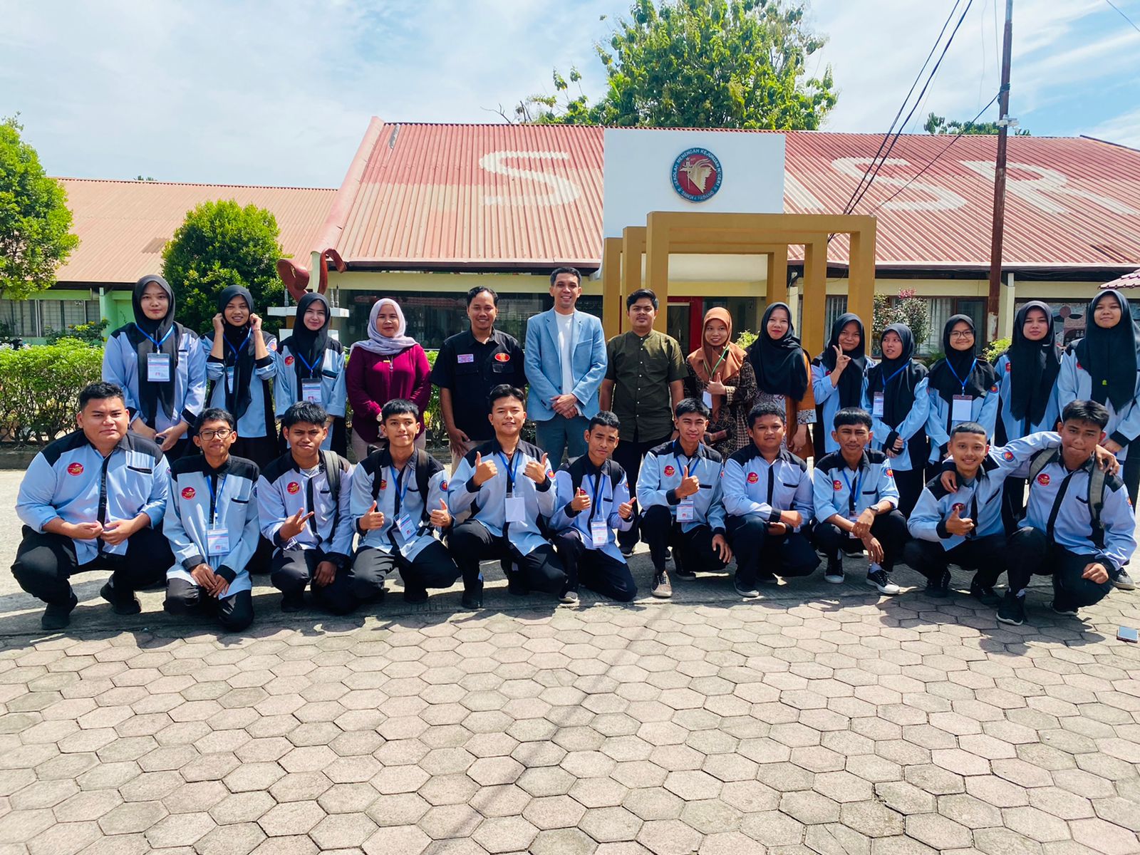 Jaring calon Animator Andal Tembus Industri, Dosen Animasi PNP Taufik Gusman ‘Turun Gunung’ Jadi Penguji Eksternal UKK SMKN 4 Padang 2026 Jaring calon Animator Andal Tembus Industri, Dosen Animasi PNP Taufik Gusman ‘Turun Gunung’ Jadi Penguji Eksternal UKK SMKN 4 Padang 2026