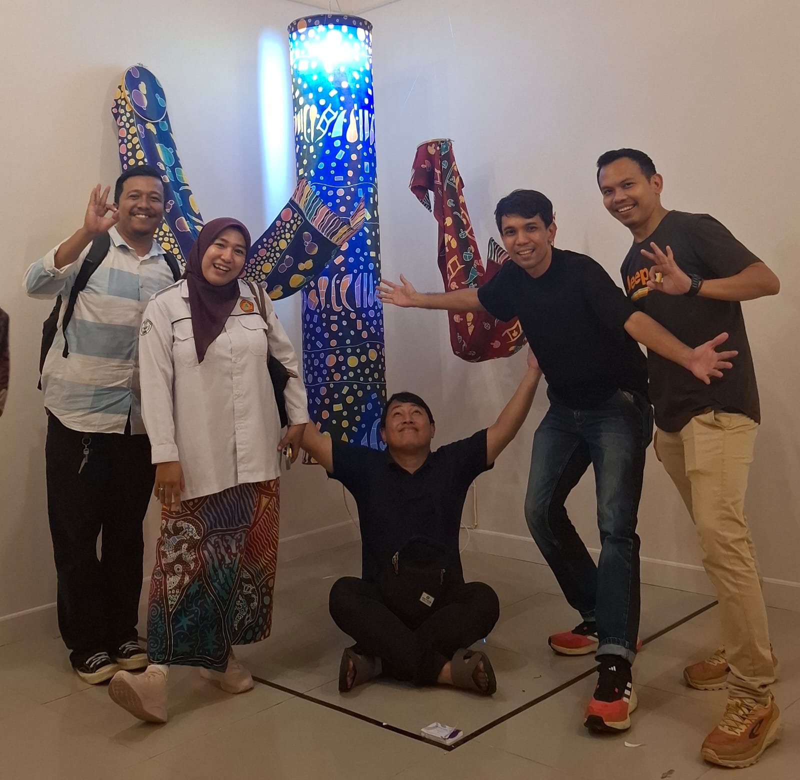 Karya Dosen Animasi PNP Hadir di Pameran Internasional “Moment of Life” UNP: Hologram 3D, Lukisan dan Batik