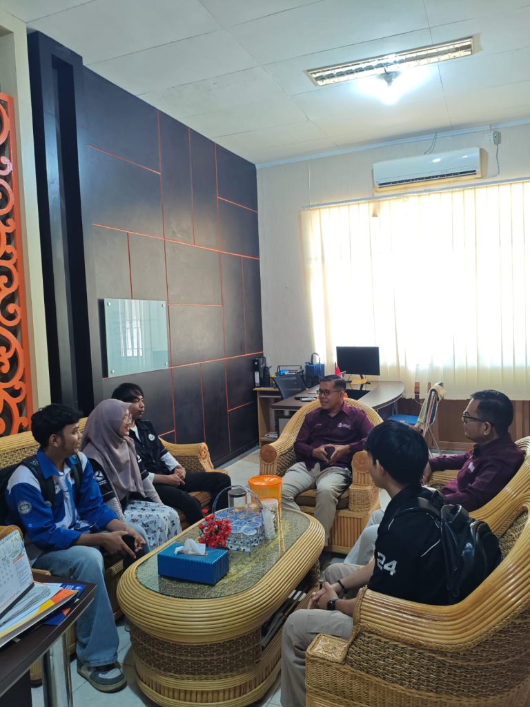 Mahasiswa TI PNP Peserta Grand Final Borneo HackWknd 2026 Laporkan Hasil Kegiatan kepada Ketua Jurusan