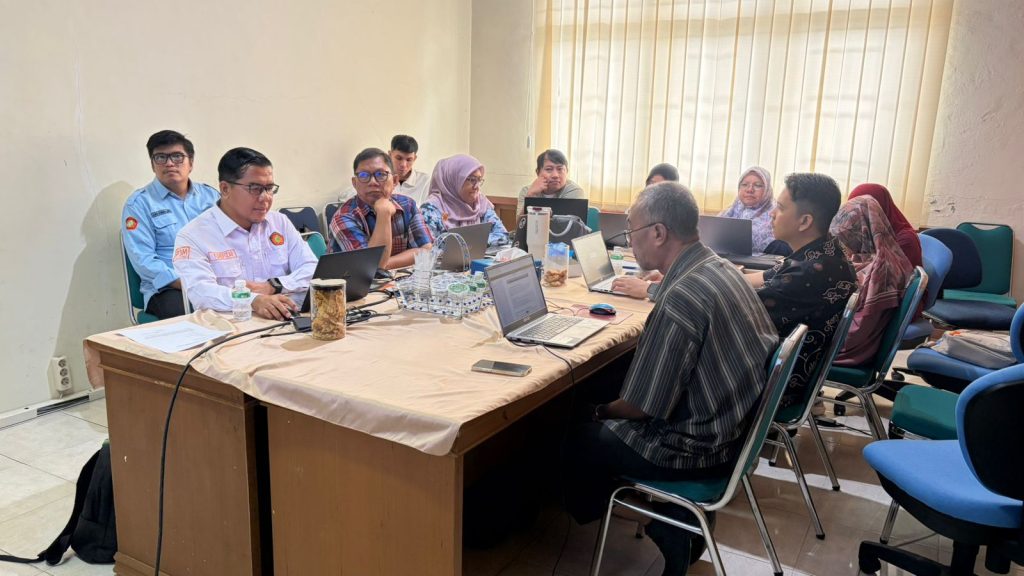 Suasana diskusi Workshop Penyusunan Kurikulum Berbasis OBE Berbantuan AI yang berlangsung secara hybrid di Ruang Rapat Jurusan Teknologi Informasi PNP.